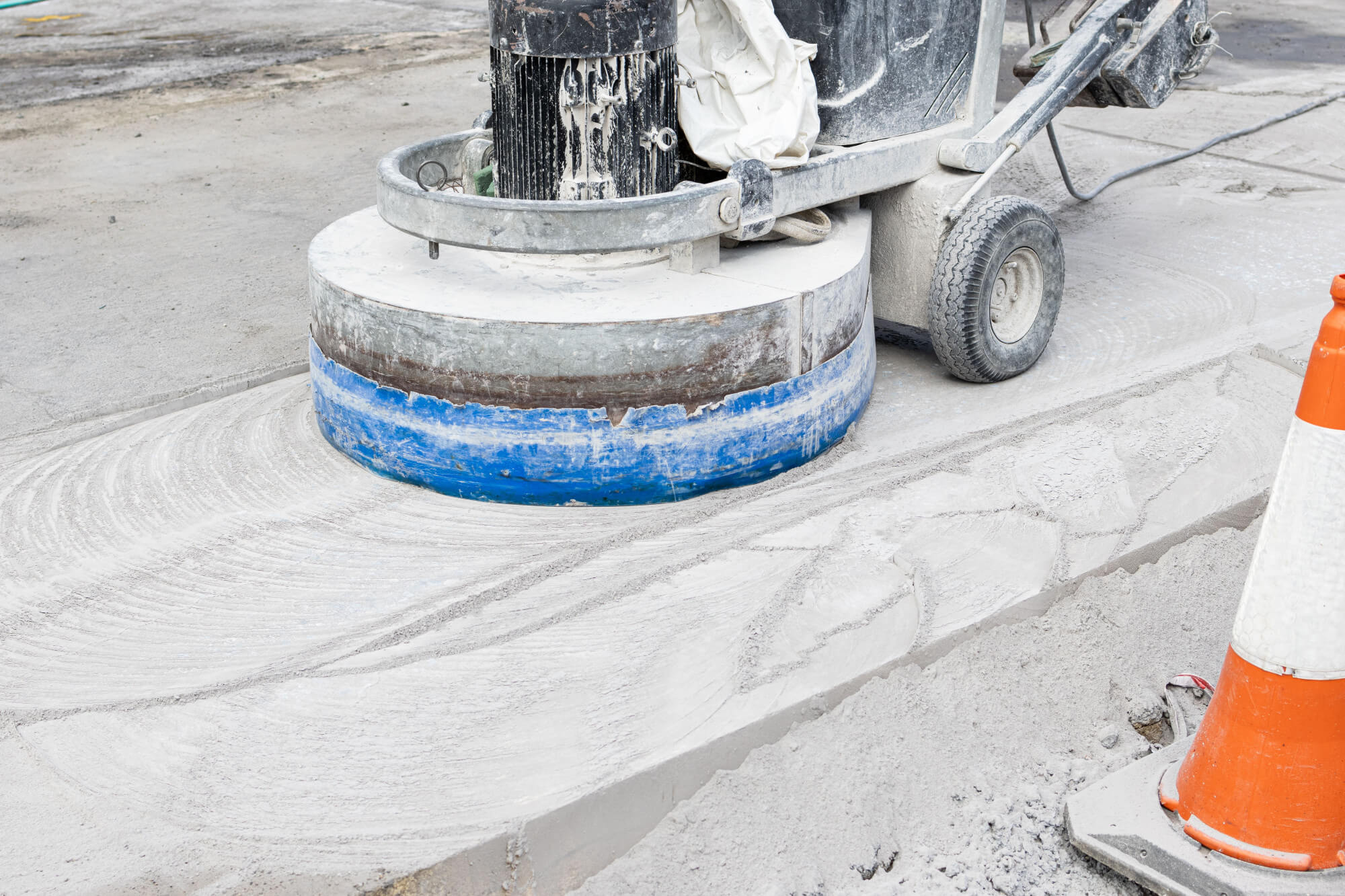 working-grinding-machine-polishing-a-concrete-surf-2025-02-03-03-01-34-utc.jpg